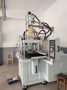 Machine de moulage par injection plastique à glissière automatique hydraulique verticale à prix avantageux 55T - Product Image 2