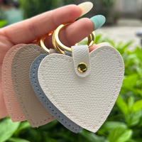 Porte-clés en forme de cœur multicolore, breloque de sac en PU, porte-clés de voiture avec logo personnalisé, idéal pour les cadeaux promotionnels d'entreprise