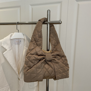 Nouveau sac à main en coton de grande capacité, style tendance, motif diamant brodé - Product Image 3