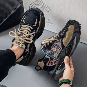 Nouvelles chaussures de sport décontractées européennes pour hommes, ultra-légères, à semelle épaisse et souple, amortissantes, rehaussantes, modèle phare - Product Image 4