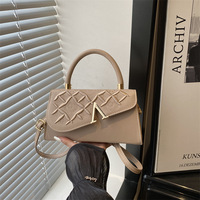 Sac à main élégant pour femme avec poignée supérieure et quincaillerie dorée florale en relief, bandoulière amovible, sac à bandoulière, vente en gros d'usine
