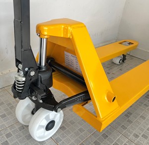 Transpaleta manual de fábrica vietnamita con ruedas de PU/nailon, peso ligero, altura de horquilla de 80 mm, para uso en interiores. - Product Image 2