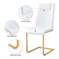 Chaise de salle à manger cantilever moderne de luxe à hauteur fixe en cuir PU blanc, pieds en forme de traîneau doré, dossier capitonné, pour mobilier de maison et événements.
