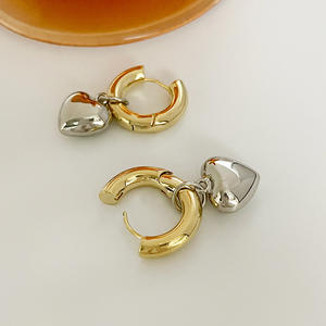 2025 nuevo diseño coreano de alta calidad para mujer pendientes de gota de corazón de oro de 18K de alta calidad pendientes de aro Huggie de latón de moda - Product Image 4