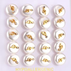 Pendientes de Perlas Redondas Hipoalergénicas al por Mayor, Pendientes de Botón de Acero Inoxidable con Baño de Oro de 14k, Joyería de Moda - Product Image 4