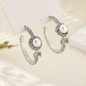 Orecchini di lusso delicati e delicati con <span class=keywords><strong>lettere</strong></span> a forma di C con diamanti pieni di perle - Product Image 6