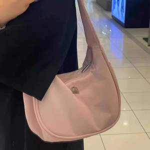 Bolso de Mano Tipo Dumpling de PU Impermeable para Mujer, con Flores, Logotipo Personalizado, para Yoga, Ejercicio, Bandolera - Product Image 1