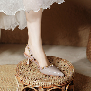 Zapatos de Tacón Bajo con Tira Trasera para Mujer, Punta en Pico, Tacón de Gatito, Charol, Color Sólido, Zapatos de Moda con Decoración de Tachuelas - Product Image 3