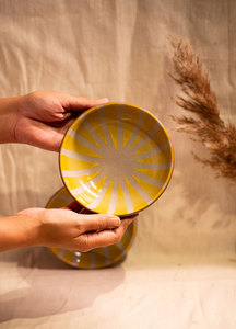 Bol en céramique grès de qualité supérieure, cuite à haute température, à rayures jaunes, finition unique, compatible micro-ondes, fait main, style culture tribal, pour une touche d'élégance - Product Image 3