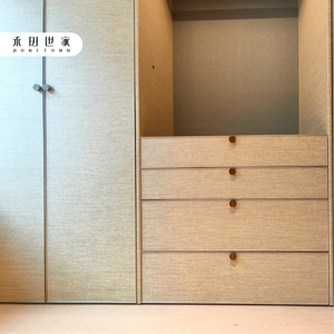 Armoire de chambre sur mesure en bois au design moderne, avec poignées métalliques et panneaux MDF, meuble de rangement autoportant pour vêtements - Product Image 4