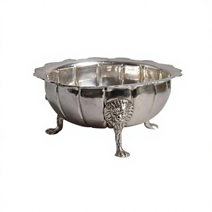 Bol vintage plaqué argent avec motif pied de lion, plat de service en métal fait main pour la présentation des aliments lors de fêtes, décoration élégante - Product Image 1
