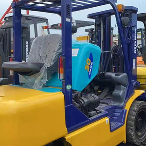 Chariot élévateur Komatsu FD30 d'occasion en promotion avec accessoire de déplacement latéral en option - Product Image 1
