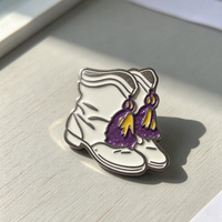 Broches personnalisées en émail métallique, design bottes de sorcière, avec paillettes violettes, pour cadeaux souvenirs
