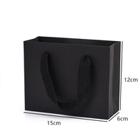 Sac boutique noir personnalisable avec logo pour petites entreprises, disponible avec marquage à chaud, idéal pour les boutiques de souvenirs