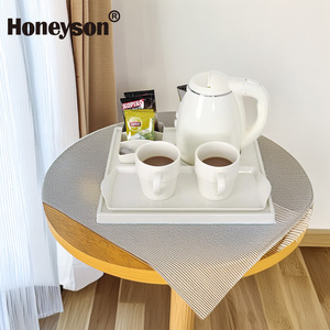 Bollitore Elettrico in Plastica da 1.2L per Hotel con Vassoio di Benvenuto, Spegnimento Automatico, Protezione Contro l'Ebollizione a Secco e Base Girevole a 360° per Camere Ospiti - Product Image 1