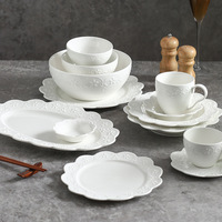 Service de table en céramique vintage français à bord festonné et gaufré, assiettes et bols en porcelaine blanche avec logo personnalisé, vente en gros directe d'usine
