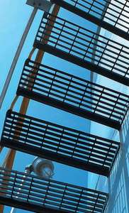 Rejilla de Acero Galvanizado Soldada y Dentada de Primera Calidad, Anticorrosiva, con Diseño Industrial para Seguridad y Estabilidad en Escaleras - Product Image 3