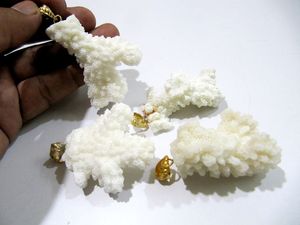 จี้กลุ่มปะการังสีขาว24Kt ชุบทองจี้รูปทรงฟรีพร้อมห่วงดีไซน์เนอร์ปะการังอิตาลีธรรมชาติ - Product Image 3