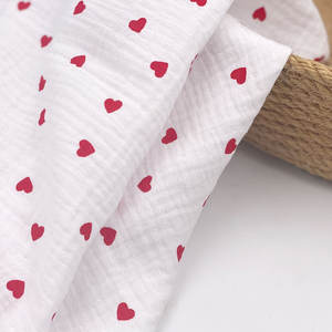 Tissu en mousseline <span class=keywords><strong>de</strong></span> <span class=keywords><strong>gaze</strong></span> à double couche 100% <span class=keywords><strong>coton</strong></span> à motif <span class=keywords><strong>de</strong></span> cœur imprimé numériquement sur mesure, faible MOQ, pour vêtements <span class=keywords><strong>de</strong></span> bébé - Product Image 1