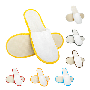 Pantoufles d'hôtel jetables non tissées personnalisées, pas chères, avec bandes colorées sur le bord et semelles antidérapantes, respirantes pour le voyage - Product Image 3