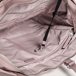 กระเป๋าโท้ทไนลอนกันน้ำขนาดใหญ่สำหรับผู้หญิง แบบกำหนดเองได้ สำหรับฤดูใบไม้ร่วง ฤดูร้อน เดินทาง ช้อปปิ้ง สะพายไหล่ มีช่องใส่แล็ปท็อปแบบมีซับใน ซิปปิด ใช้ได้ที่ชายหาด - Product Image 3