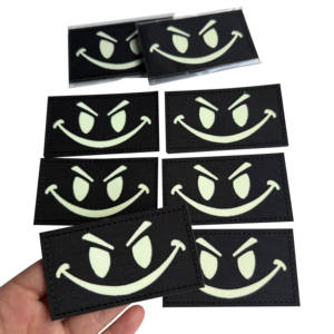 All'ingrosso personalizzato per Velcro emblema Patch notte Morale riflettente con forma di fiore alfabeto cuore realizzato in tessuto in saia - Product Image 1