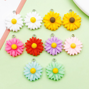 จี้ดอกเดซี่เรซิ่น 10 ชิ้น อุปกรณ์ทำเครื่องประดับ DIY สีสันสดใส สำหรับสร้อยข้อมือ สร้อยคอ - Product Image 1