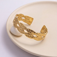 Bracelet ouvert élégant en acier inoxydable plaqué or 18 carats, style cour, texture martelée en relief, tendance