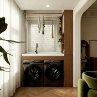 Armoire de buanderie en bois sur mesure pour balcon, avec lave-linge et sèche-linge intégrés, évier et rangement pour usage domestique
