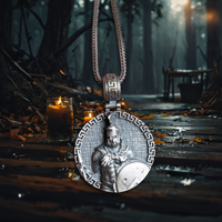 Pendentif de casque spartiate en argent oxydé fait à la main collier pour hommes breloques fines pour les cadeaux inspirés par l'esprit du guerrier
