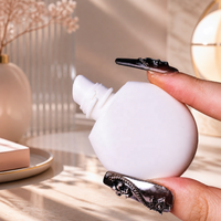 Gloss à lèvres et huile à lèvres en flacon blanc mat en forme d'ampoule avec bouchon translucide givré et embouts applicateurs à presser – Vente en gros, OEM, logo personnalisé, cosmétiques