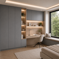 Armoires de bureau avec rangements hauts bleu-gris, bureau en chêne clair et étagères éclairées