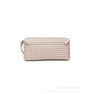 กระเป๋าสะพายข้างผู้หญิงหนัง PU ทอสีครีมขาว ทรงสี่เหลี่ยมแนวนอน แฟชั่นสายสะพายเดี่ยว ปิดซิป ขนาด 5 นิ้ว สปริง - Product Image 3