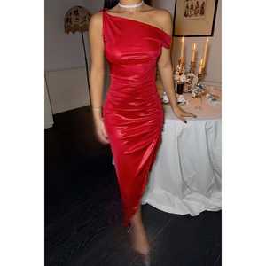 Robe de soirée rouge longue avec fente, taille empire et décoration à volants, tailles XS-XL, idéale pour les soirées formelles et les bals de promo - Product Image 5