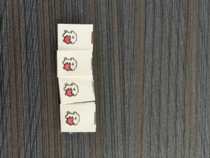 ป้ายเสื้อผ้าแบบเย็บติด ทำจากผ้าไม่ถักทอ ซักได้ สำหรับเสื้อผ้า รองเท้า กระเป๋า พร้อมรูปทรงและตราสินค้าตามสั่ง - Product Image 6