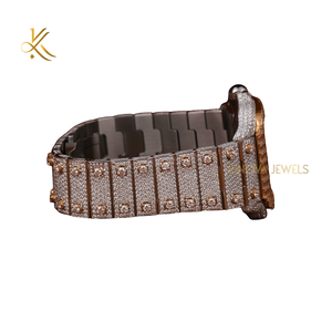 Reloj de diamantes Moissanite con estilo inspirado en el diseñador hecho a mano para ocasiones especiales fiestas y moda de lujo con declaración - Product Image 4