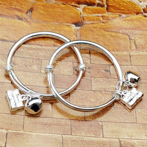 HY 2 Piezas Brazalete Infantil con Campana Pequeña Plateada con la Frase 'Alguien Me Ama' - Product Image 3