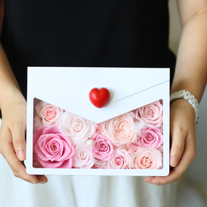 La Scatola a Forma di Busta Contiene un Nuovo e Affascinante Set Regalo a Tema San Valentino Pieno di Dolci Parole e Rose. - Product Image 1