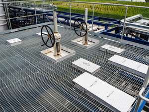 ตะแกรงเหล็กกล้าคาร์บอนกันสนิมสำหรับสถานที่บำบัดน้ำเสียกลางแจ้ง - ทนทานและป้องกันการกัดกร่อน ดีไซน์สำหรับงานอุตสาหกรรม - Product Image 4