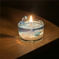 Bougie parfumée en verre sur le thème de l'océan, avec coquillages naturels, sable fin, fleurs bleues séchées et paysage tridimensionnel décoratif en cire parfumée