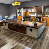 Bureau moderne pour dirigeants avec unité de rangement centrale, deux piedestals et un design de panneaux raffiné