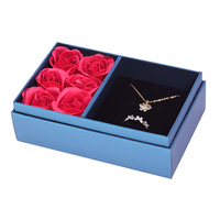 Boîte-cadeau d'emballage de bijoux en forme de fleur de savon rose avec couvercle rigide et base avec fenêtre transparente