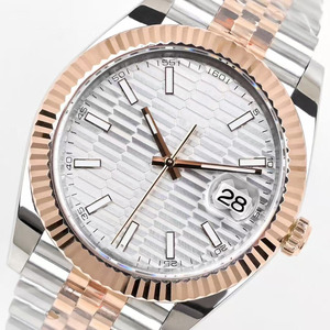 Toute la montre est fabriquée en acier inoxydable 904L et est dotée d'<span class=keywords><strong>un</strong></span> matériau lumineux <span class=keywords><strong>bleu</strong></span> glace de qualité supérieure. C'est une montre mécanique - Product Image 1