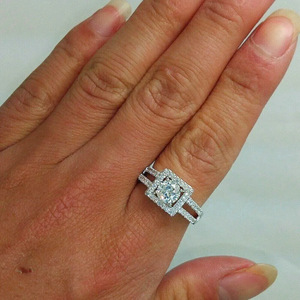 Anello di Fidanzamento in Oro Bianco con Diamante Rotondo Brillante Naturale Colore D Design Halo Classico - Product Image 3