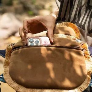 Sac à dos tête de tigre en peluche brodé tendance avec fermeture éclair, sac bandoulière personnalisable avec broderie et pompons, unisexe - Product Image 2