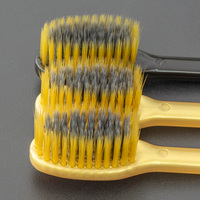 Cepillo de Dientes para Adultos con Cabezal Pequeño Color Dorado