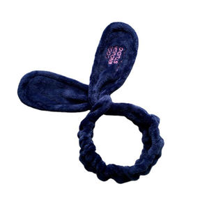 عصابة رأس مرنة قابلة للتعديل بتصميم أذني أرنب من القطيفة المرجانية، عالية الجودة مع شعار مخصص، مثالية للعناية بالوجه والاستحمام - Product Image 3