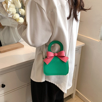Sac Mini Demi-Lune en PU pour l'exportation en gros avec Nœud Contrastant, Poignée Ronde et Chaîne à Billes Argentée pour Tenues Quotidiennes et Soirées Féminines