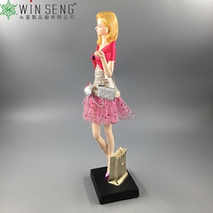 Robe rose scintillante en polyrésine pour femme, avec sac, décoration de figurine, artisanat en résine et sculpture pour cadeau - Product Image 2