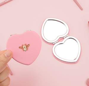 Miroir compact en forme de cœur en cuir PU texturé rose, décor abeille dorée 3D, cadre en métal argenté, double face, verre HD, pour maquillage de poche - Product Image 3